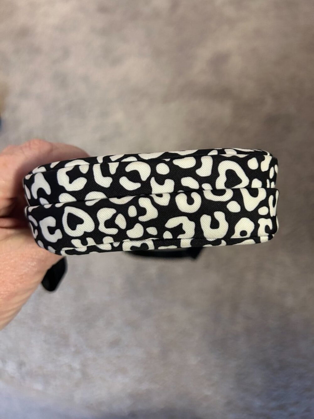 Kate Spade New York Chelsea Graphic Leopard Heart North South Phone Crossbody - Picture 7 of 7